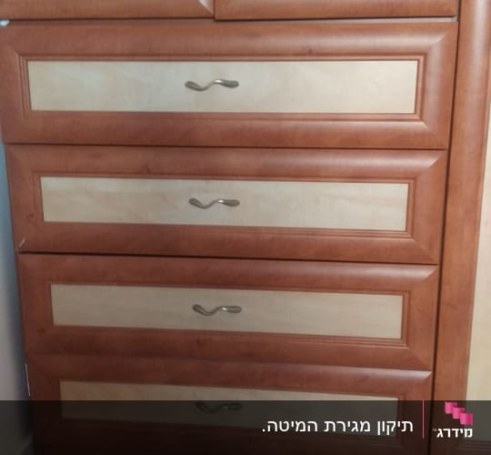 ארון עץ עם מגירות וידיות מתכת